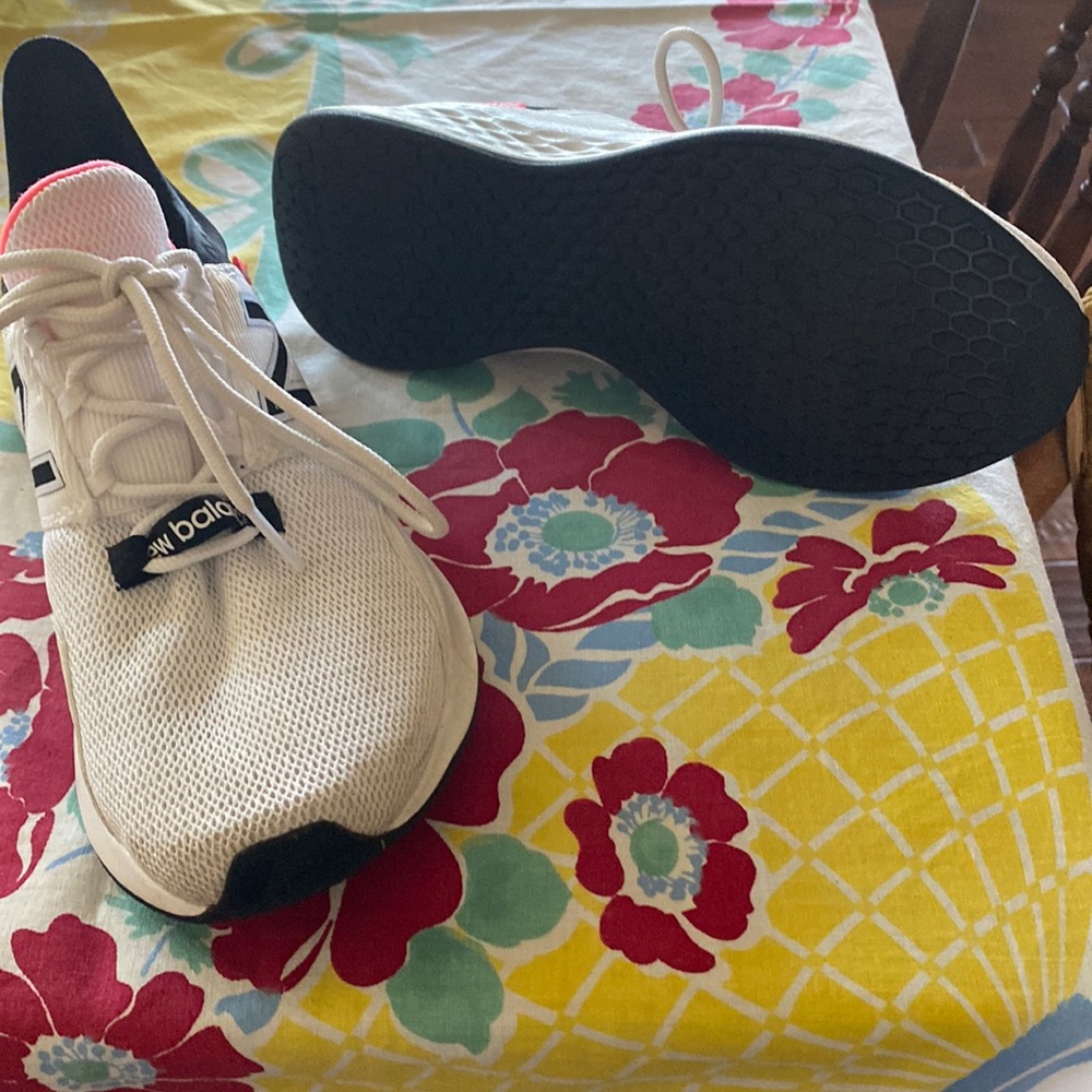 New balance ROAV tennis shoes.  Black/ white small amount of coral.